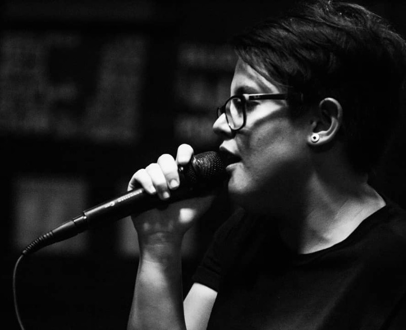 Aline Coutinho canta músicas autorais da banda Balli