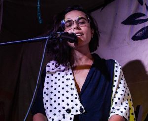 Laura Jannuzzi se apresenta com canções autorais