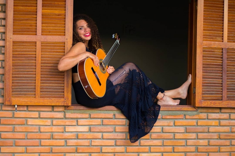 Carol Tavares se apresenta com show Swing Brasil
