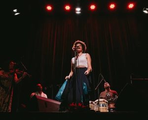 Live de Raquel Lara Rezende com músicas para acalmar!