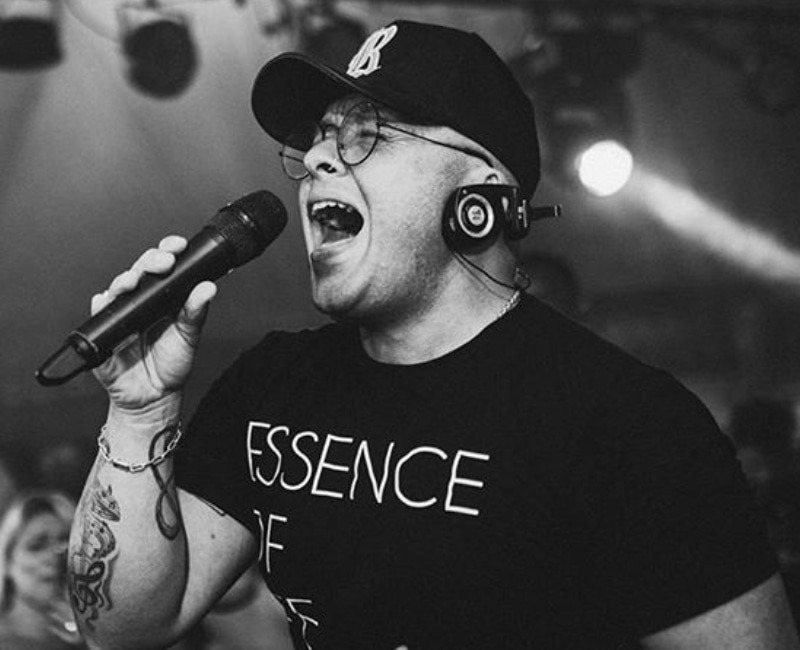 Maicon Leal do Grupo Melhor Assim canta clássicos do Samba e Pagode