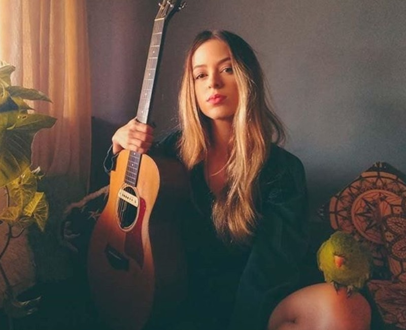 Show com clássicos do Pop Rock com Lorena Fernandes