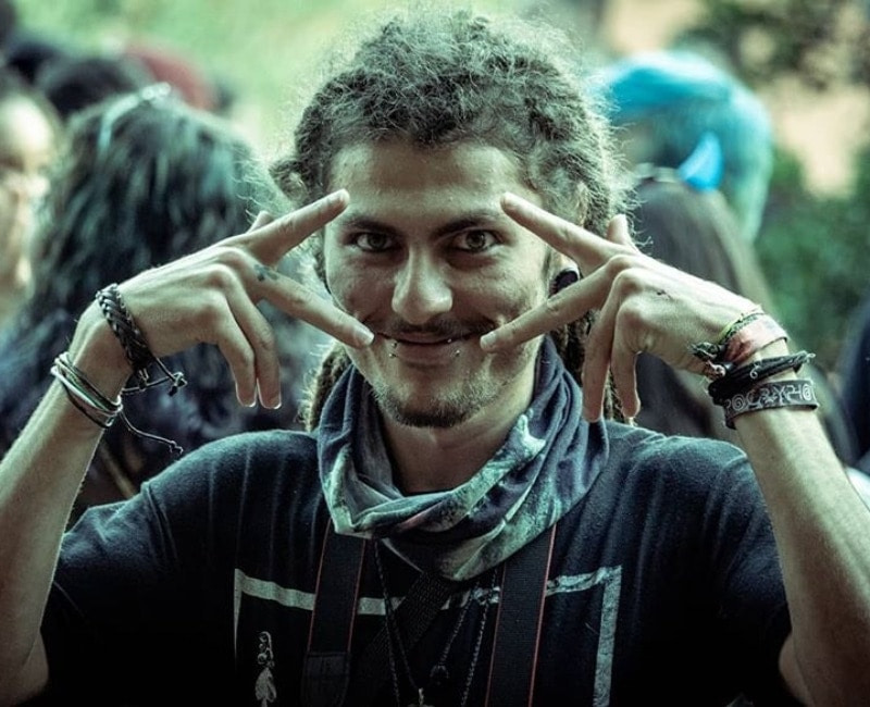 Show autoral de voz e violão com Dougg Ribeiro