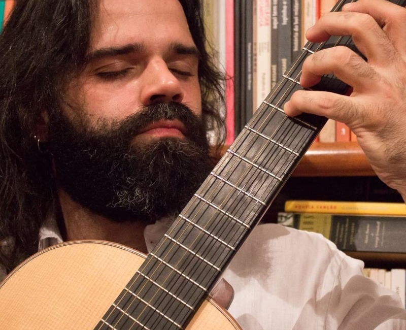 O cantautor Kadu Mauad faz show de músicas próprias