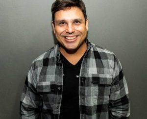 Sucessos do sertanejo e axé com Juninho Barreto