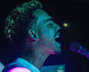 Iago Martins canta MPB e canções autorais