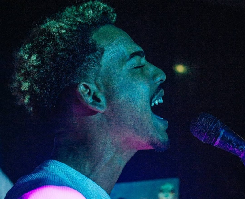 Iago Martins canta MPB e canções autorais