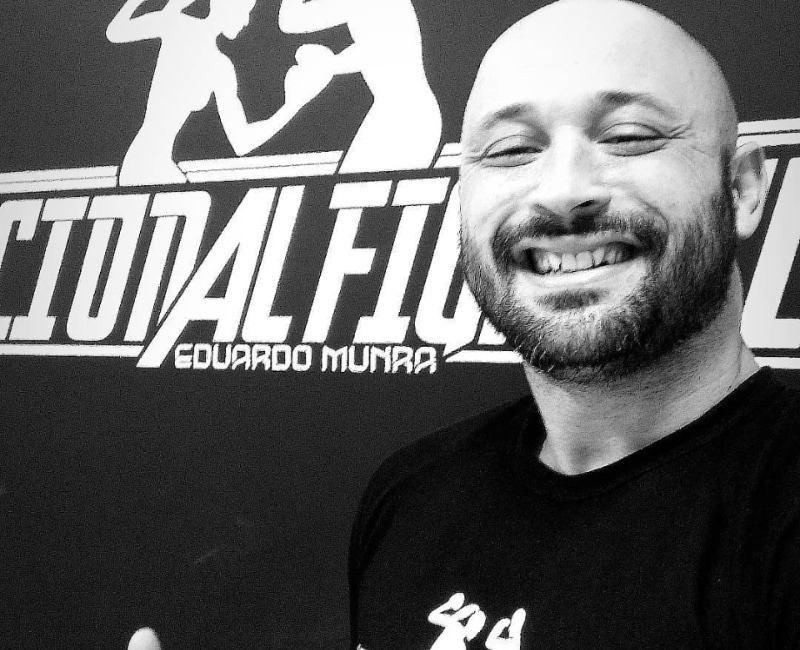 Diogo Cordeiro da aula de treinamento funcional com movimentos de artes marciais