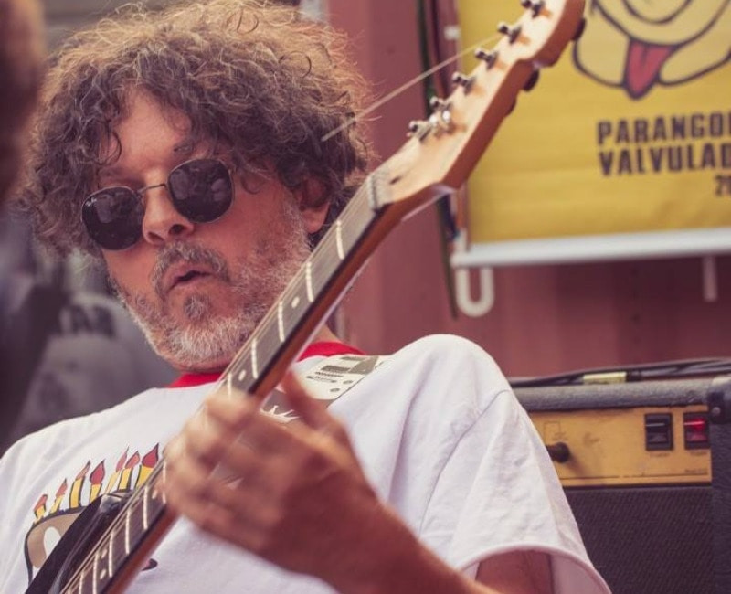 O músico Danniel Goulart realiza show autoral instrumental no Facebook