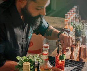 Gustavo Costa ensina coquetéis fáceis ao vivo no Instagram