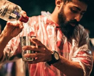 Receitas e técnicas fáceis para fazer coquetéis com Gustavo Costa