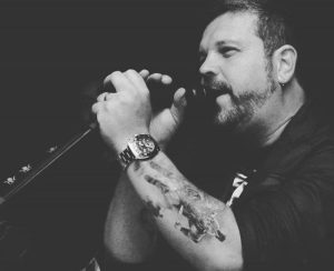 Junior Mello faz show acústico com hits do Rock e Pop Rock