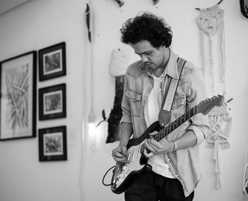 Pedro Brum faz live em seu perfil no Instagram