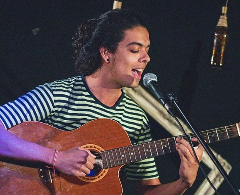 Pedro Esteves se apresenta com canções autorais e releituras da MPB