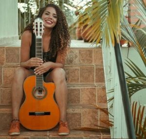 Carol Tavares apresenta live no Instagram e Facebook