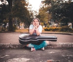 Duda Mai canta e toca MPB ao vivo no Instagram