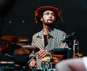 Bruno Targs se apresenta com música instrumental universal