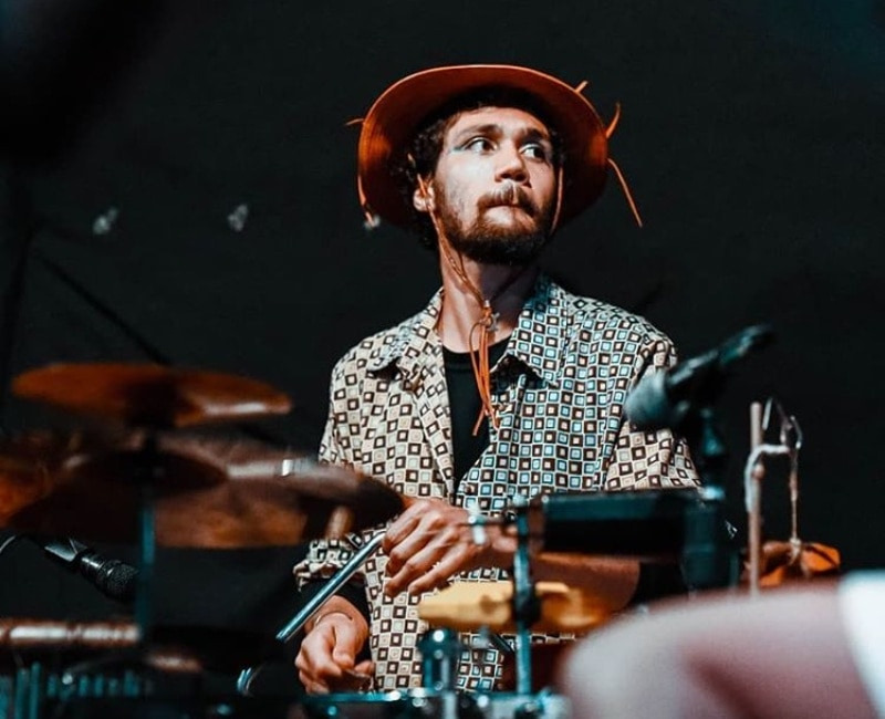 Bruno Targs se apresenta com música instrumental universal