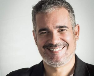 Chris Garcia canta músicas autorais e releituras da MPB