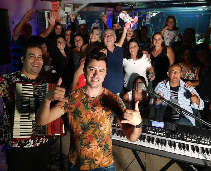 Bruno Fiani canta e toca música sertaneja