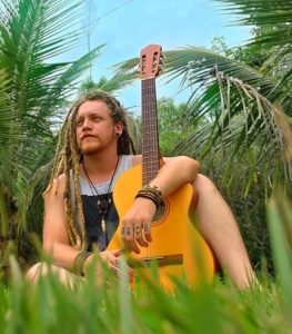 Helgi apresenta músicas autorais no Instagram