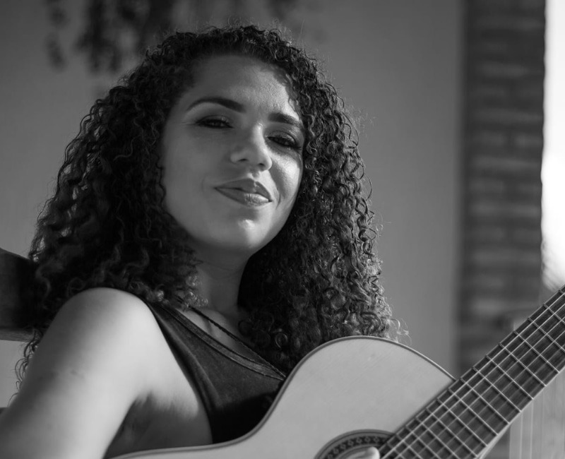 Carol tavares faz show no Instagram com mistura de ritmos brasileiros