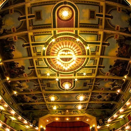 Faça uma visita guiada gratuita ao Cine-Theatro Central em Juiz de Fora