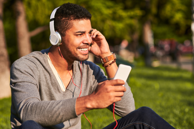 Guia dos melhores podcasts do Brasil para escutar a qualquer momento