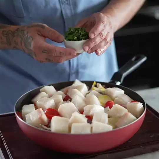 Chef Bahamas apresenta: Receita de Caldeirada de Cação