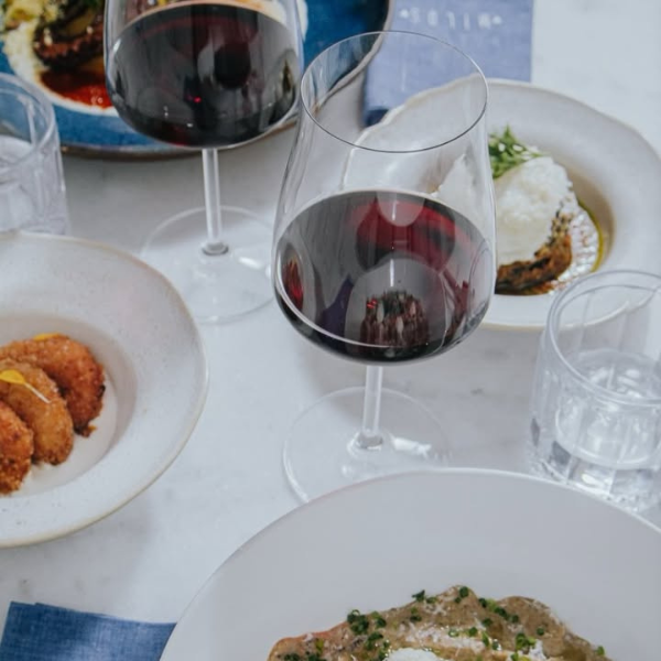 Lugares para tomar vinho em Juiz de Fora: Milos | Foto: reprodução Instagram