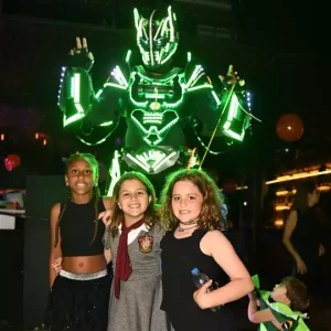 [FOTOS] Robô de Led JF invade Halloween Kids