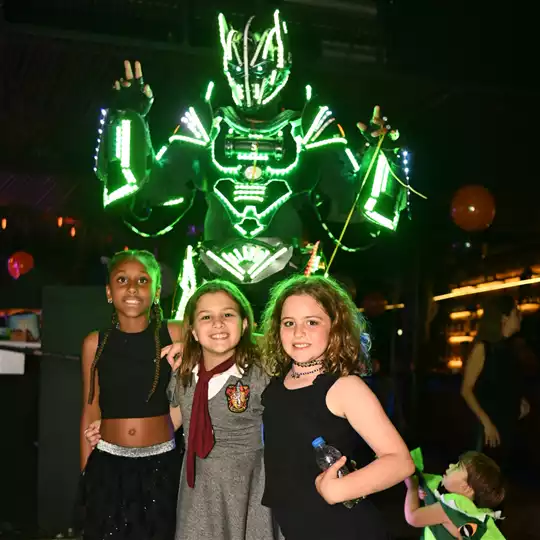 [FOTOS] Robô de Led JF invade Halloween Kids