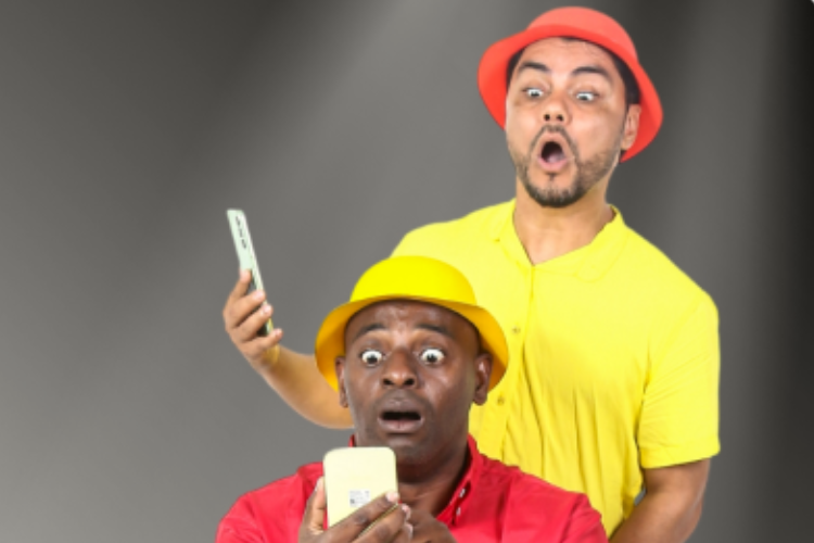 [TEATRO] Dois idiotas sentados cada qual no seu smartphone @ Teatro Solar
