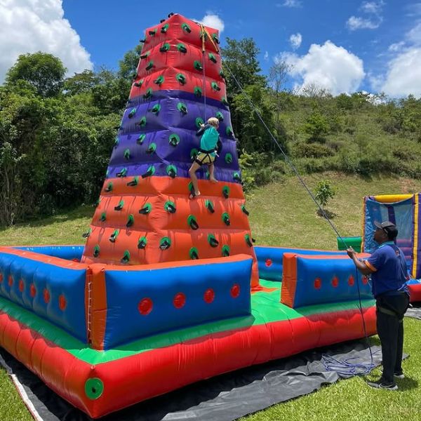 Brinca Infláveis - torre de escalada 