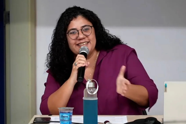 Lançamento do livro de Laura Assis: Enquanto elas crescem no escuro @ Flipetrópolis/Petrópolis, RJ.